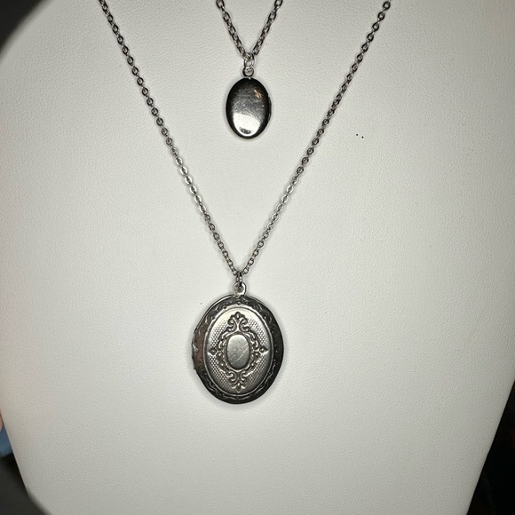 2 silver tone vintage lockets on chain- different sizes - Picture 4 of 5